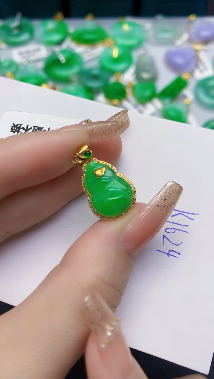 颈饰18K金镶嵌翡翠缅甸天然翡翠A货