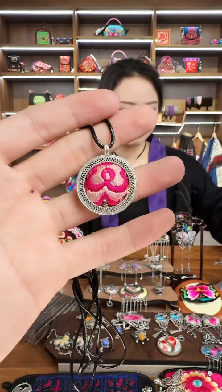 【闪购商品】织绣162蒙阿苏苗绣传承