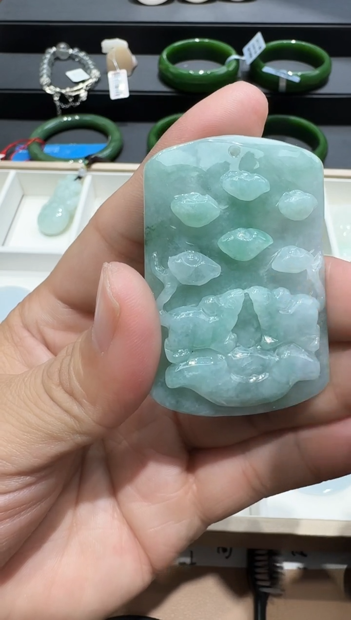 吊坠(赠链)未镶嵌翡翠吊坠