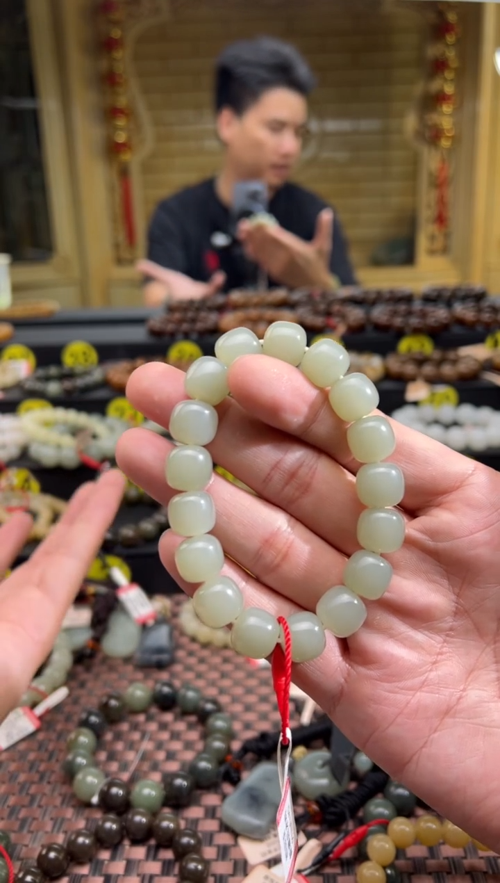 手串未镶嵌和田玉且末料青白玉老型珠手串卡11*12 81分