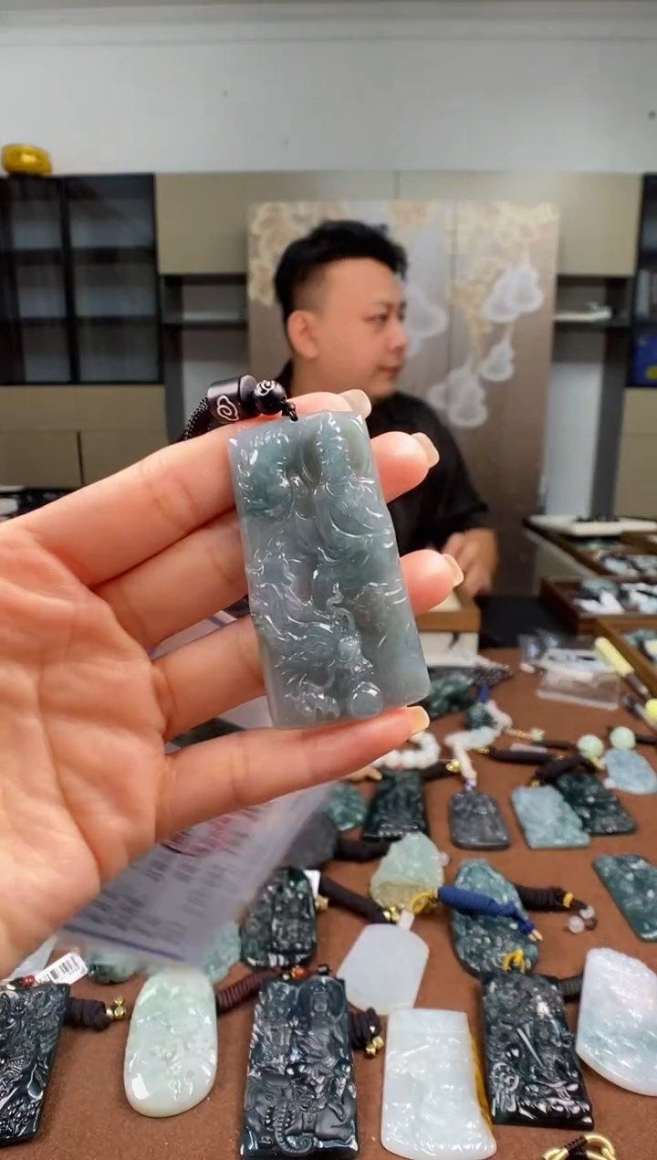 颈饰未镶嵌翡翠  多样性发其一
