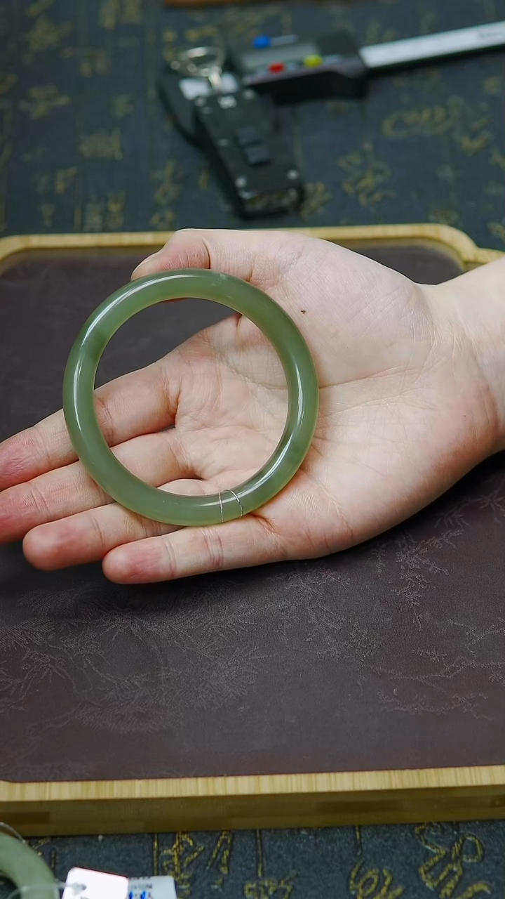 未镶嵌手镯和田玉56-57圈口深冰湖水绿