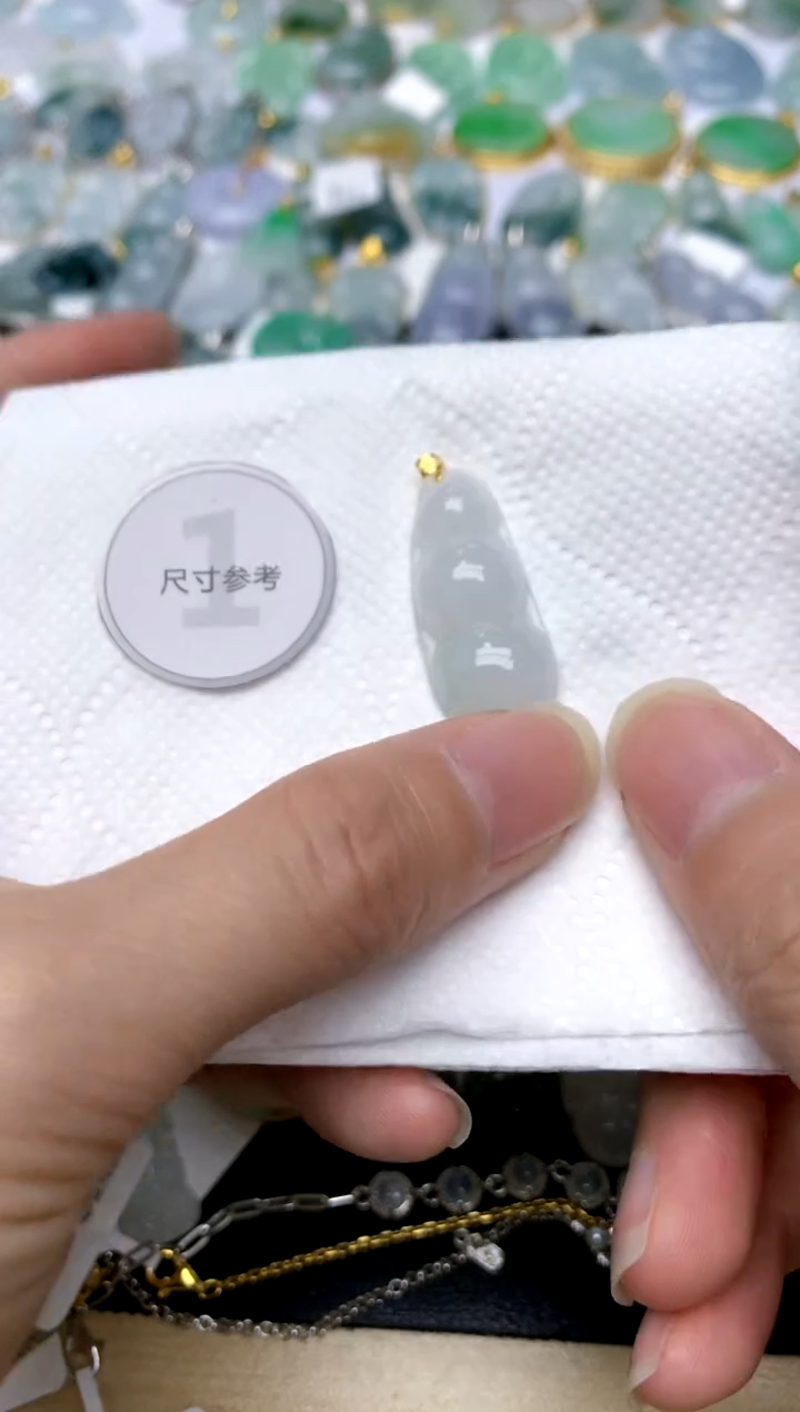 颈饰18K金镶嵌翡翠天然A货翡翠