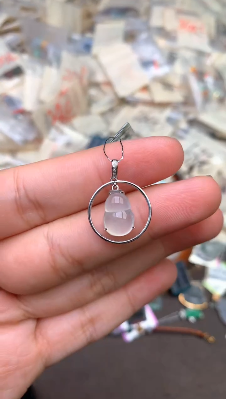 18K金镶嵌挂件翡翠— 