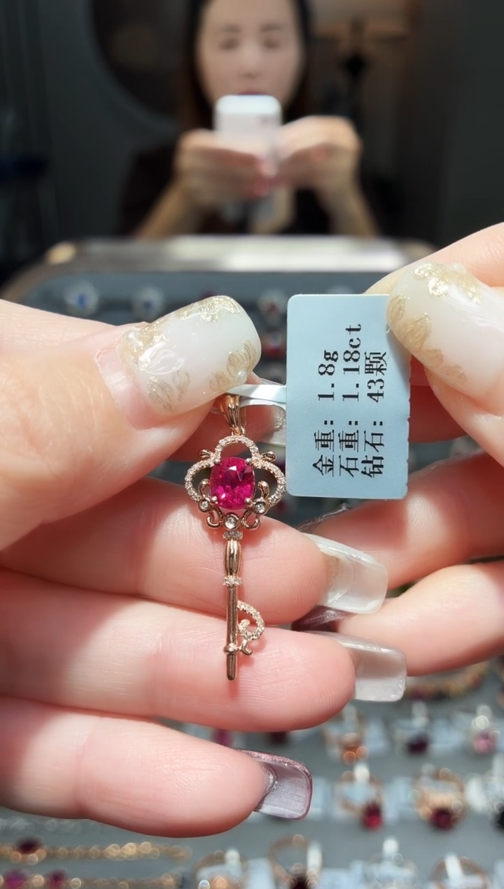 颈饰18K金镶嵌碧玺1.18