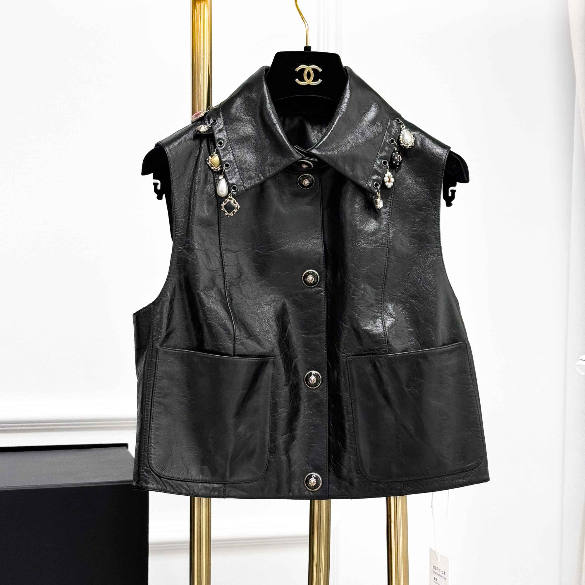 99新 Chanel/香奈儿 36码24A黑色多元素吊坠重工翻领无袖皮面马甲