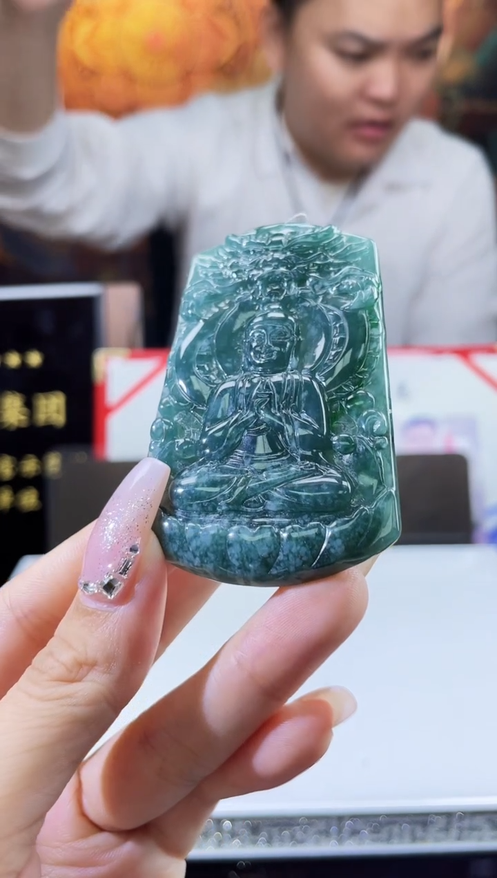 翡翠未镶嵌颈饰多样性发其一