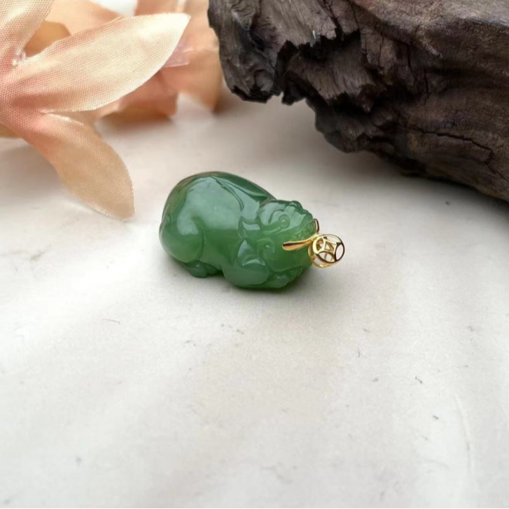 石惑珠宝-和田玉碧玉吊坠-多样性发一