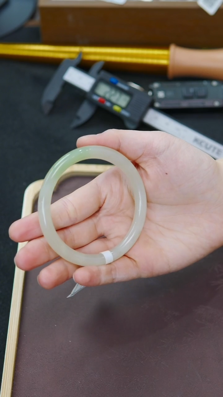 未镶嵌手镯和田玉57圈口冰胶白底一口浓翠