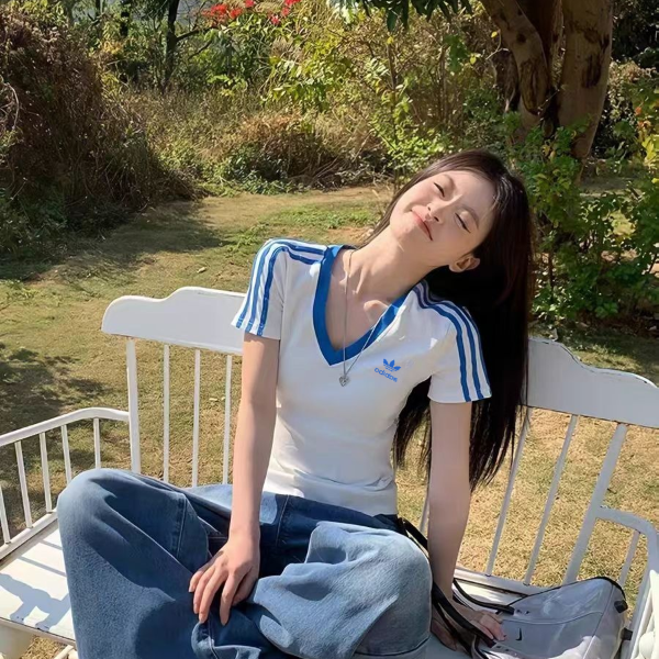 【撤柜福利】Jennie同款V领短T 女生刺绣运动风短袖