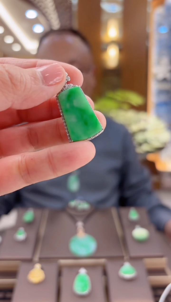 【闪购商品】翡翠吊坠(赠链)18K金镶嵌无事牌吊坠