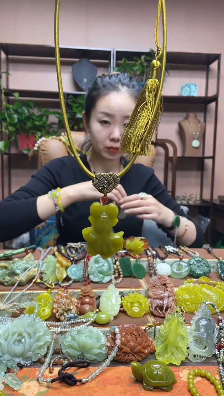 未镶嵌岫玉颈饰多样性发货发其中之一