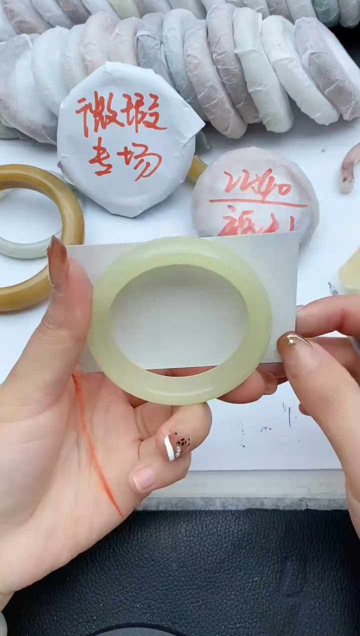 【闪购商品】石英质玉手镯未镶嵌A182+51/52