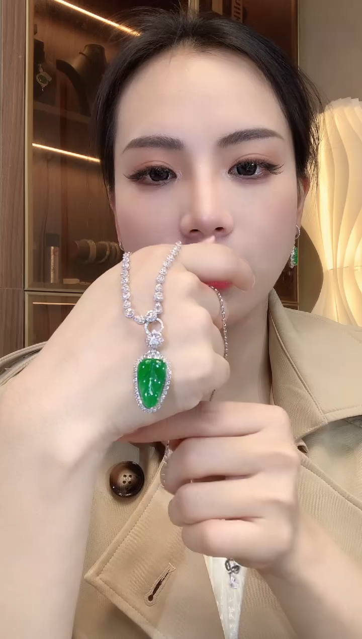 【闪购商品】翡翠吊坠(不含链)18K金镶嵌C33