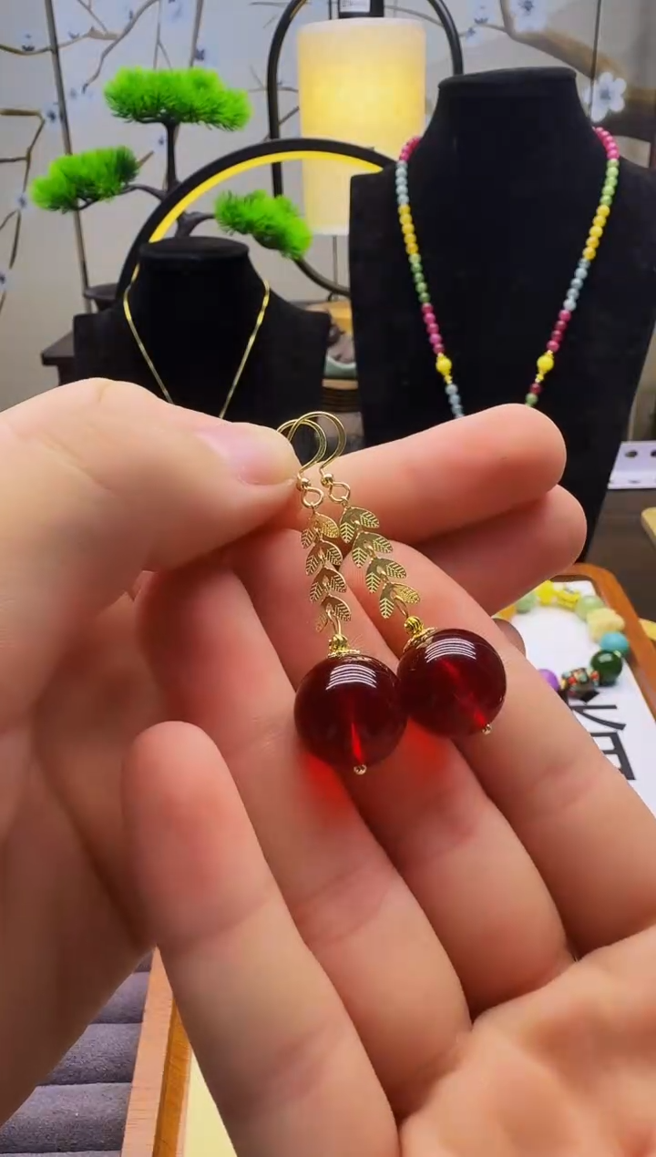 14K金镶嵌血珀耳饰E134