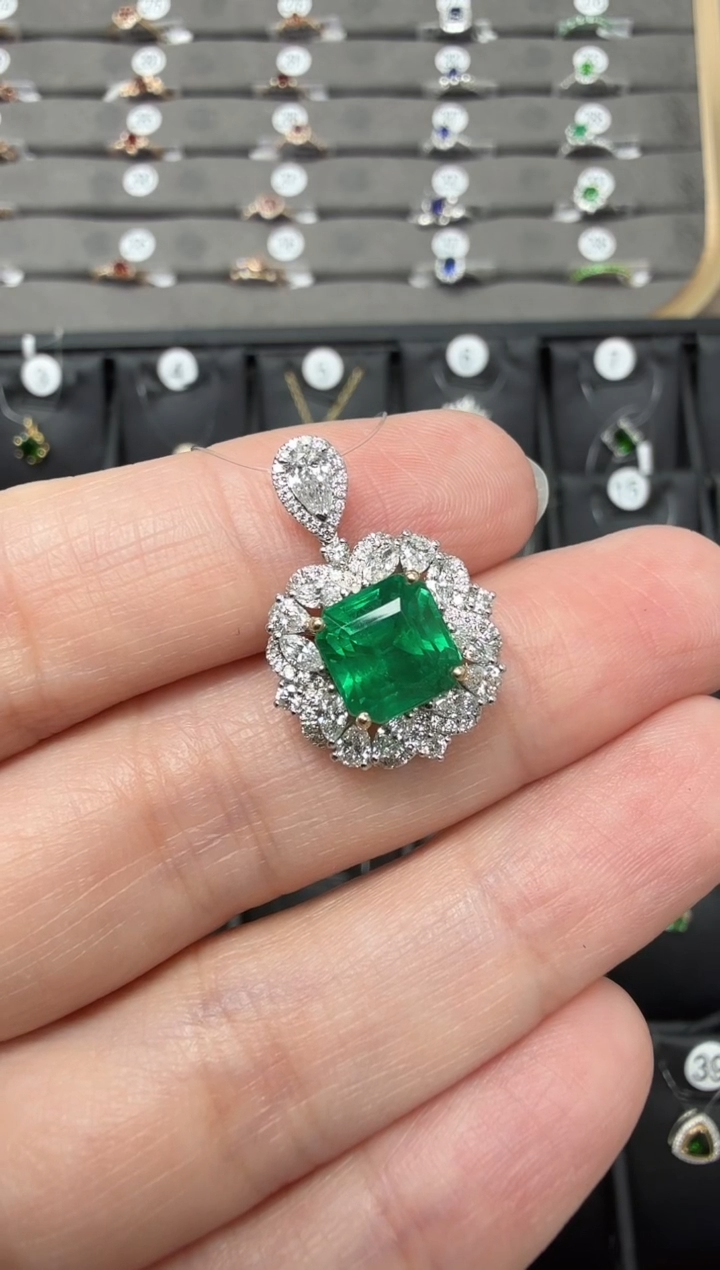 吊坠(不含链)18K金镶嵌祖母绿主石3.64克拉