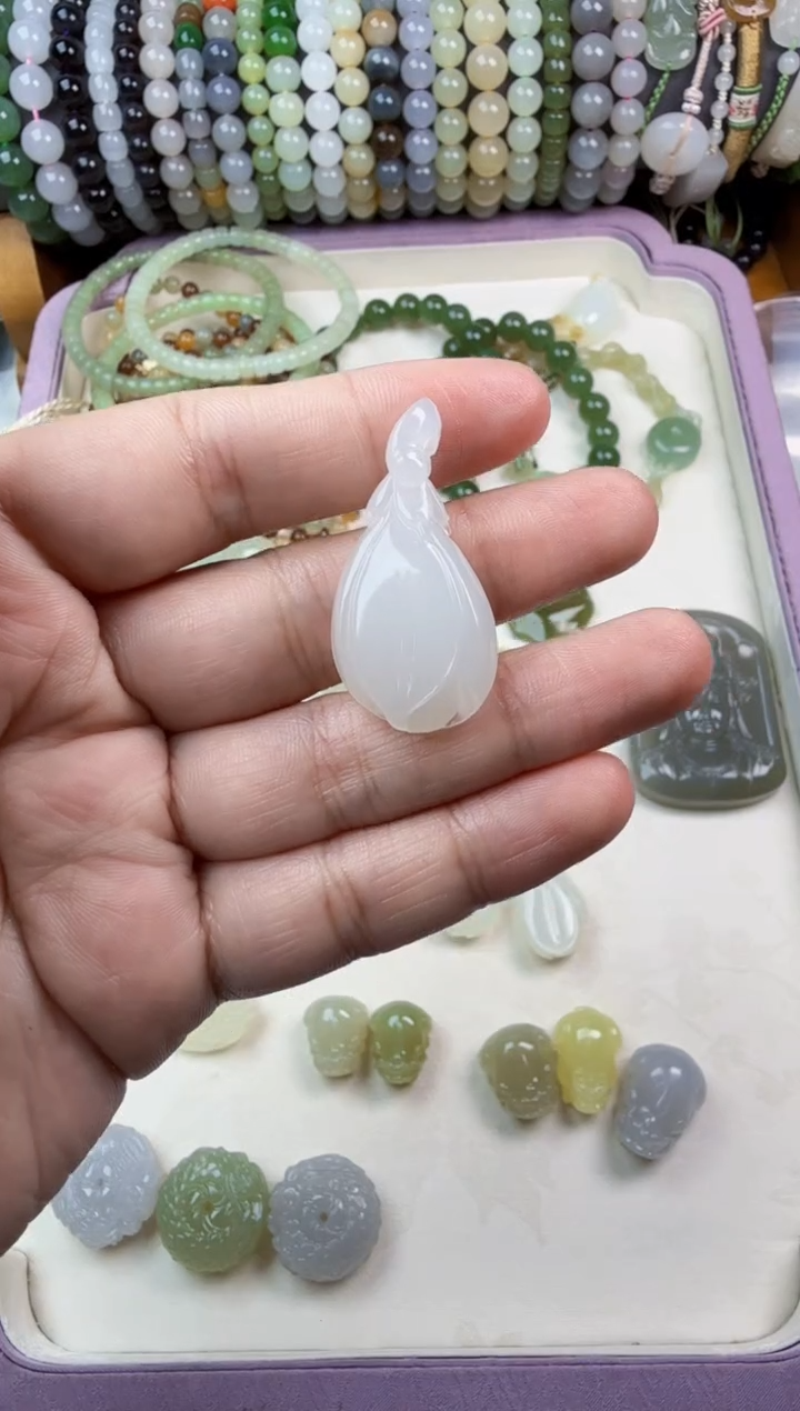 和田玉未镶嵌颈饰萍玉兰花吊坠