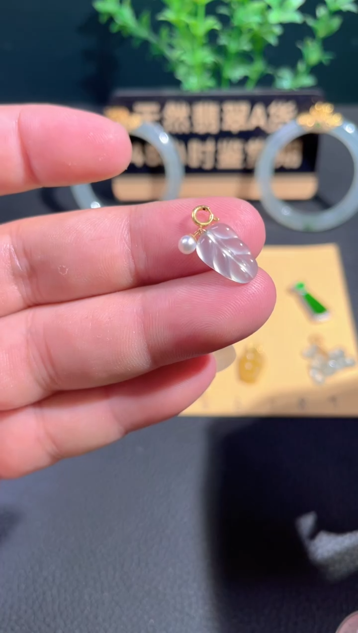 颈饰18K金镶嵌翡翠抖音基地发货