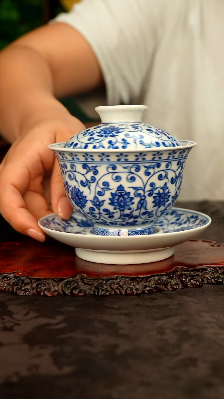 青花手绘缠枝三才盖碗