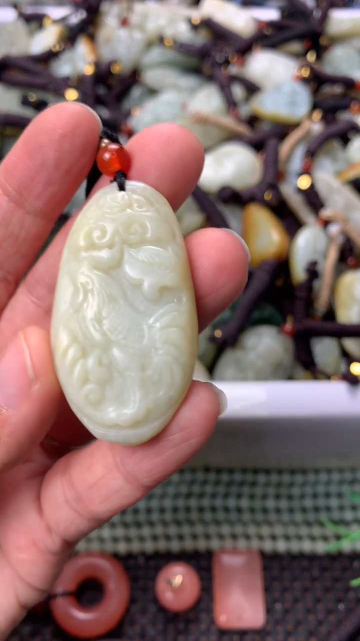 【闪购商品】和田玉颈饰未镶嵌多样性发货没有证书，拍一发一.有瑕