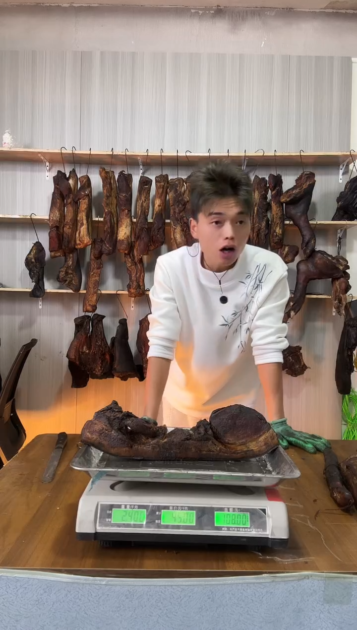 1年中国大陆贵州土特产烟熏农家高山柏香树烟熏腊肉（腊肉）