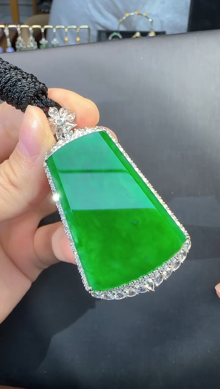 【闪购商品】翡翠吊坠(不含链)18K金镶嵌阳绿无事牌吊坠