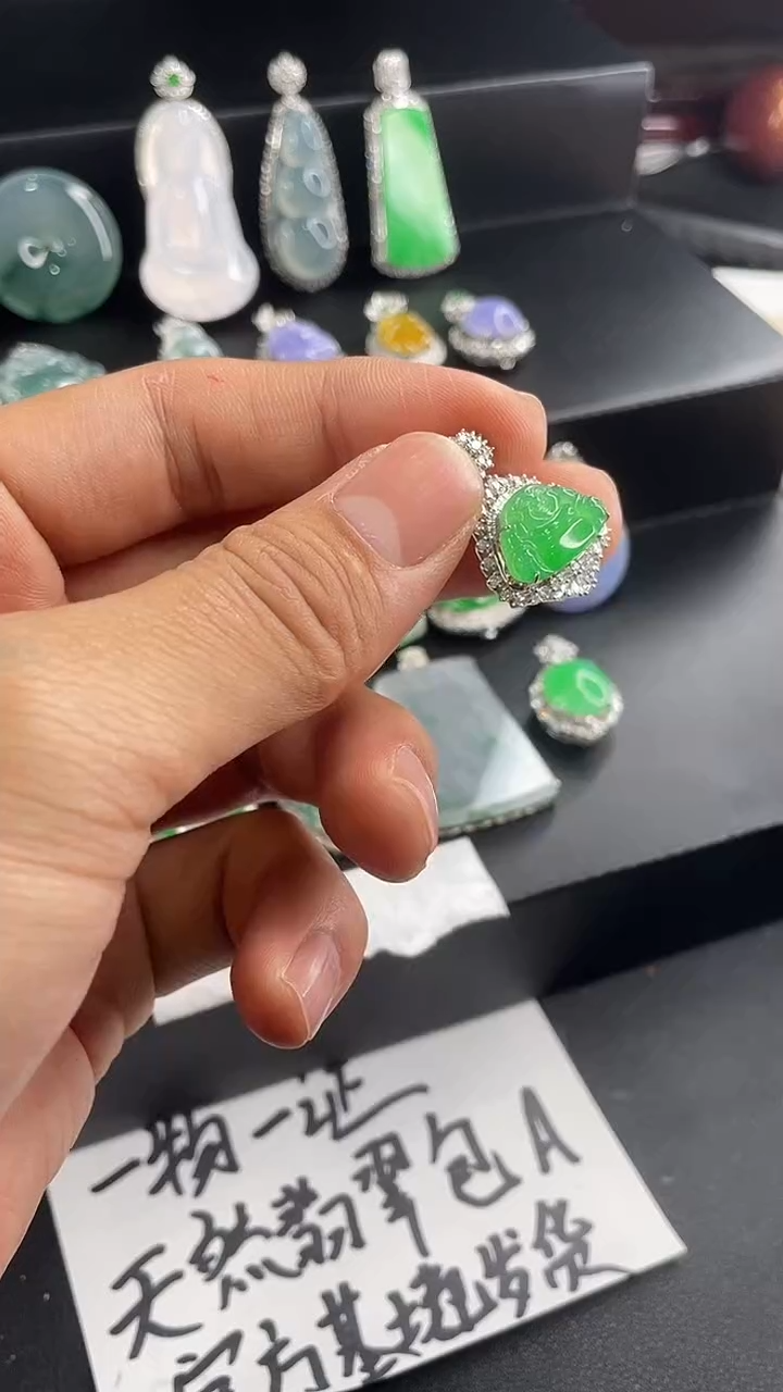 【闪购商品】翡翠颈饰18K金镶嵌吊坠