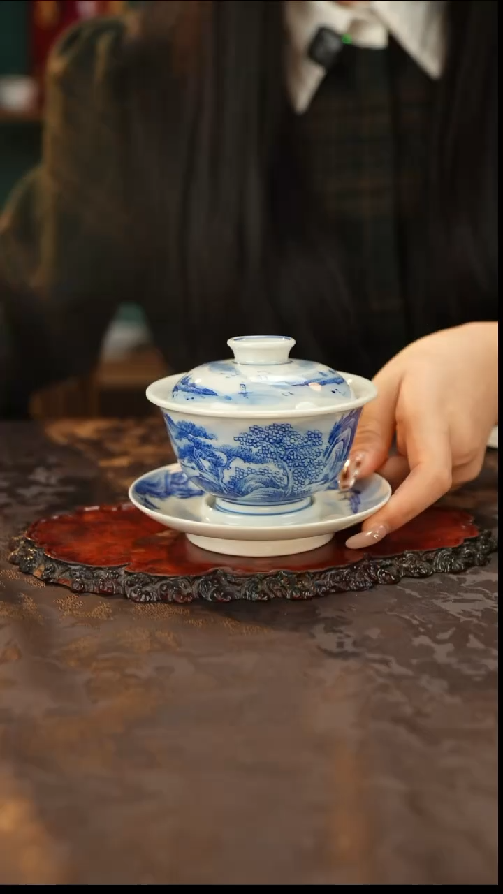 青花手绘山水上三才盖碗