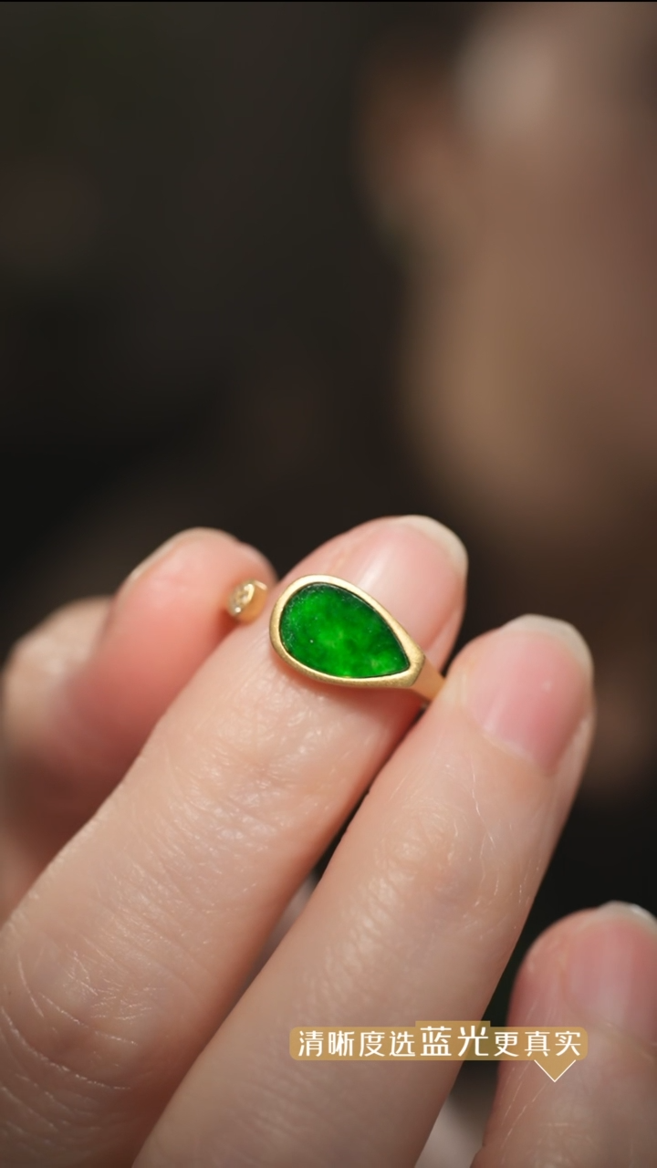 【闪购商品】翡翠戒指18K金镶嵌辣绿翡翠水滴戒指