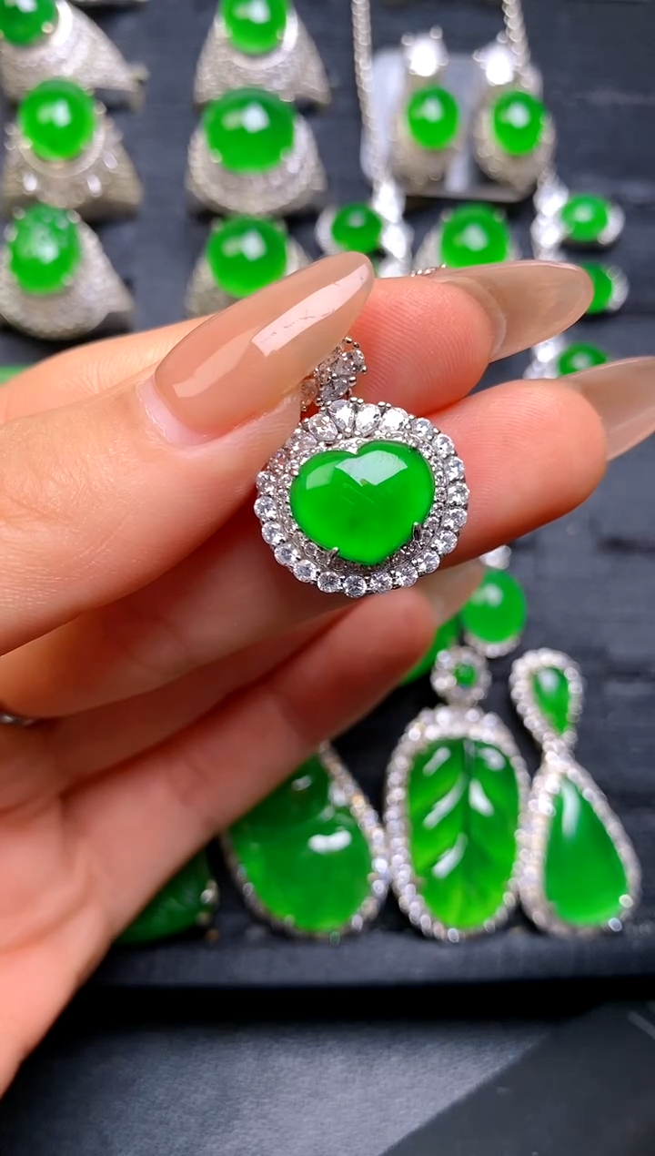 【闪购商品】翡翠吊坠(赠链)银S925镶嵌爱心吊坠