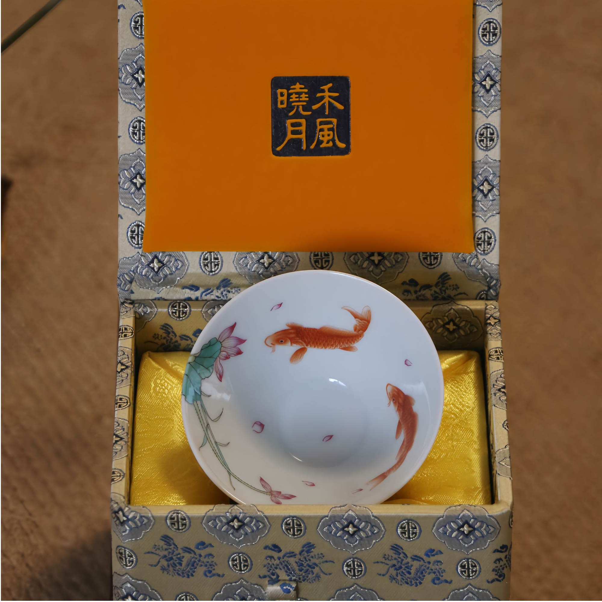 禾风晓月粉彩鱼戏荷花斗笠杯