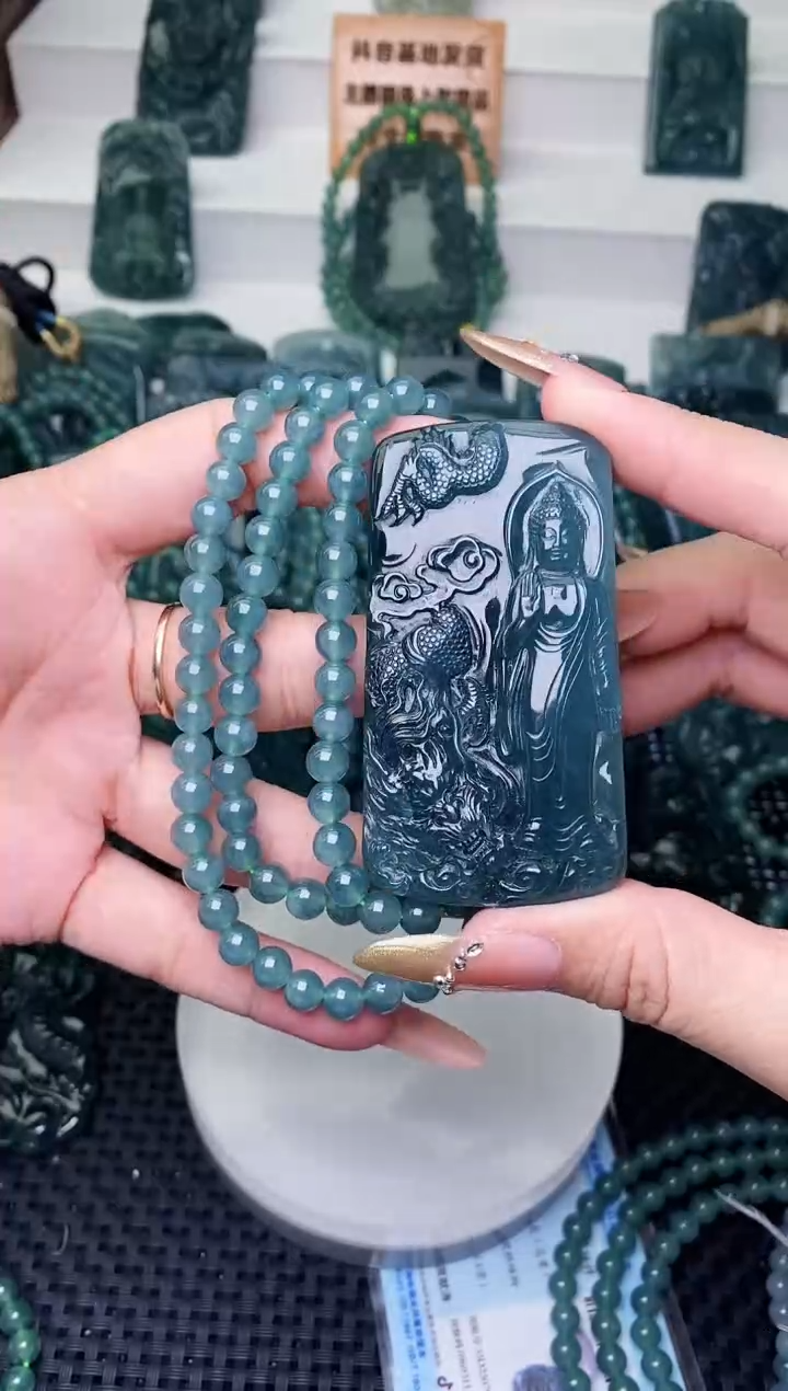 颈饰未镶嵌翡翠 