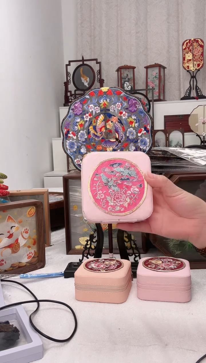 扇子苏绣作品是首饰盒