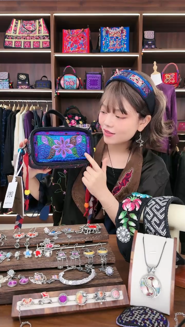 【闪购商品】织绣A46蚩梦苗族古绣