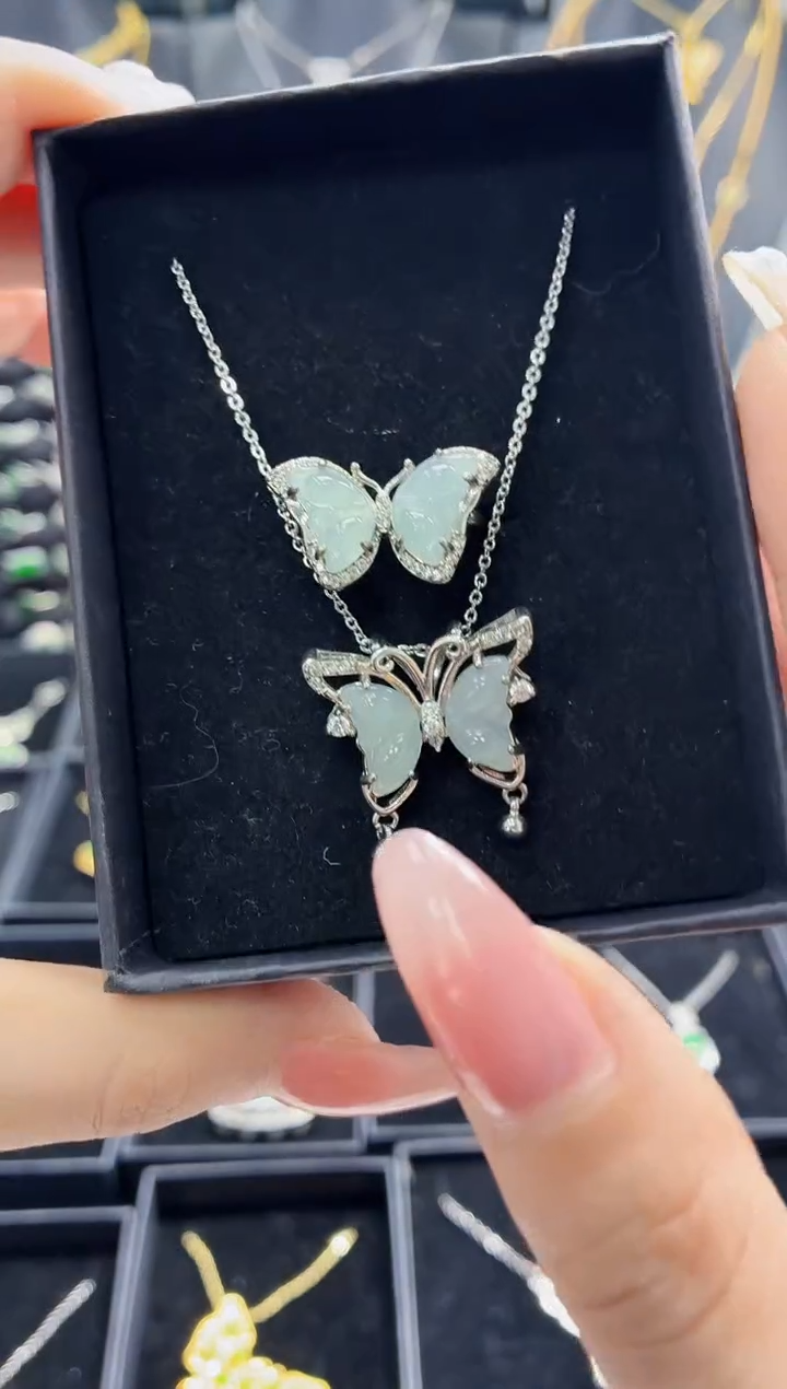 翡翠未镶嵌颈饰两套