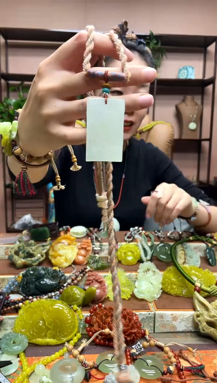 未镶嵌岫玉吊坠·