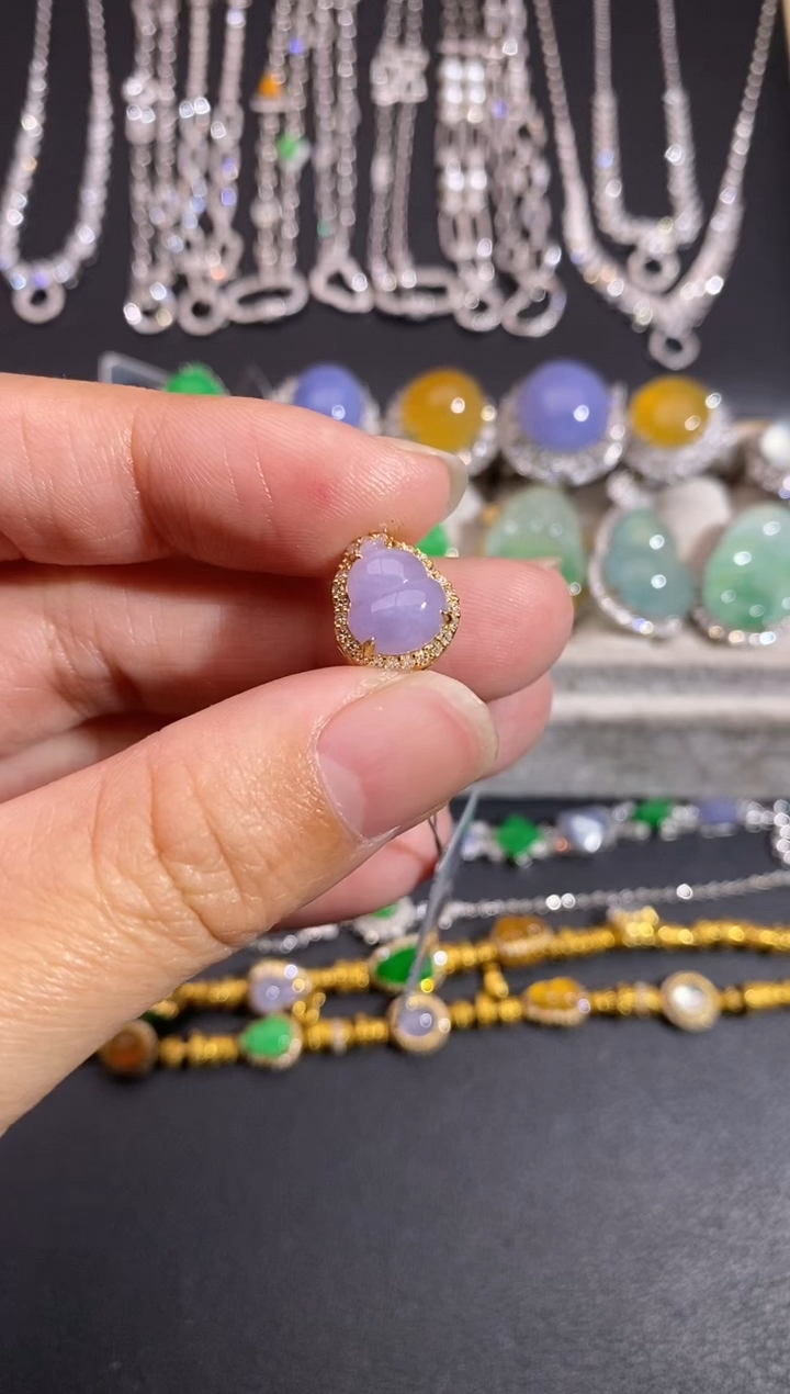 颈饰18K金镶嵌翡翠吊坠