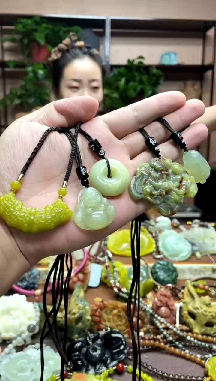 未镶嵌岫玉颈饰·