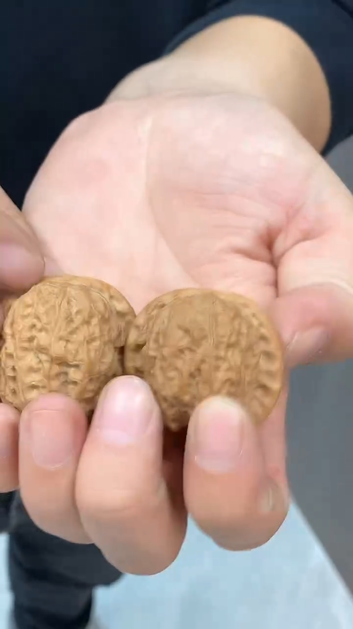 【闪购商品】文玩核桃把件血麒麟微修36-37