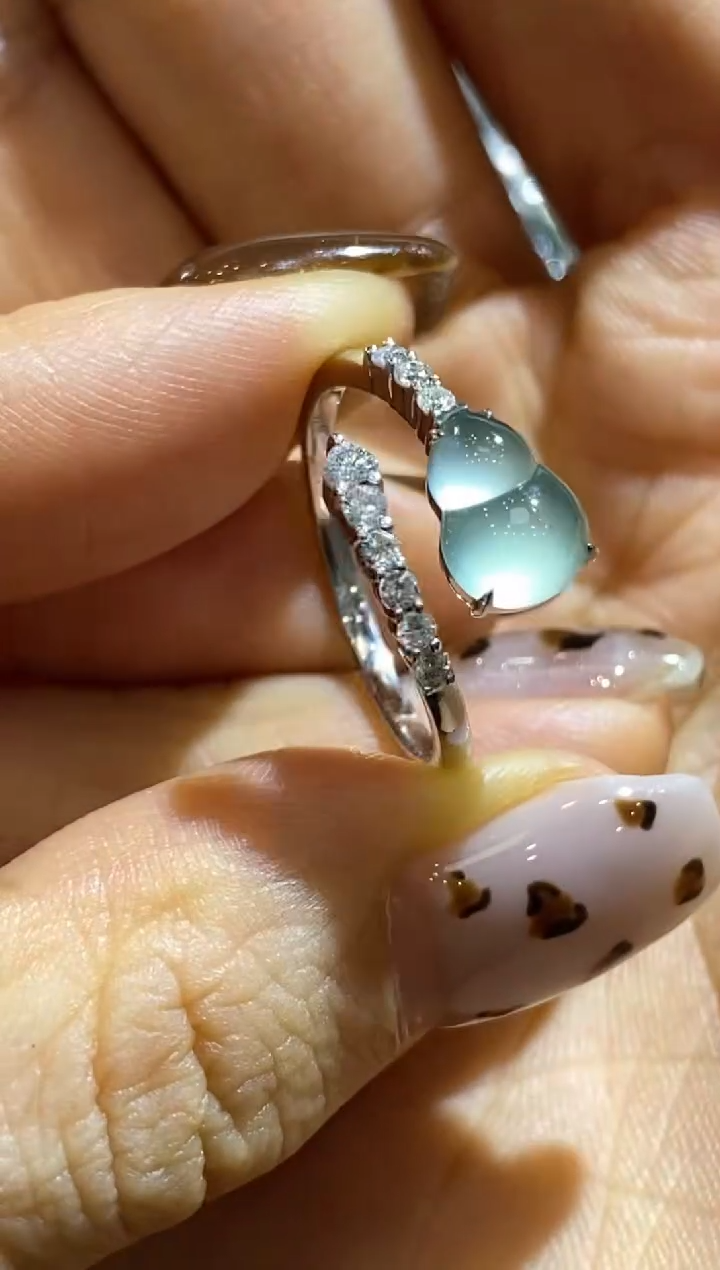 颈饰18K金镶嵌翡翠小**?收到货48小时鉴赏期（超时不退不换）