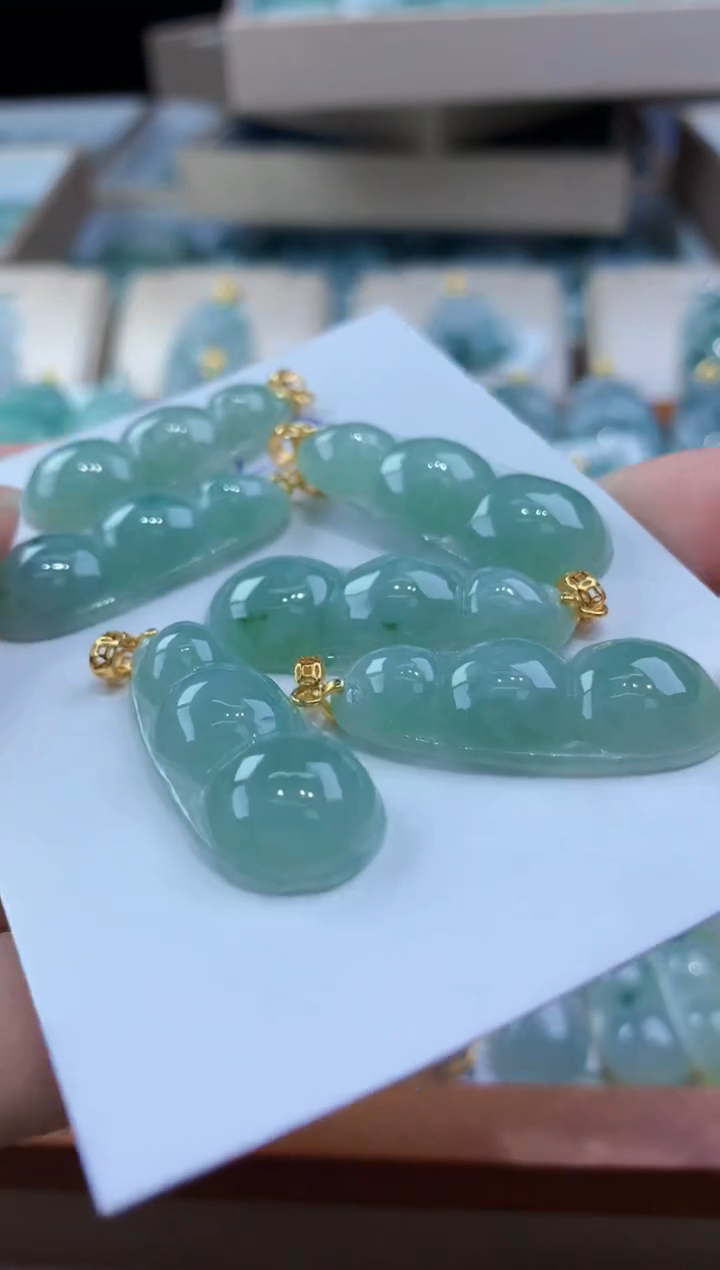 翡翠未镶嵌颈饰多样性发其一件