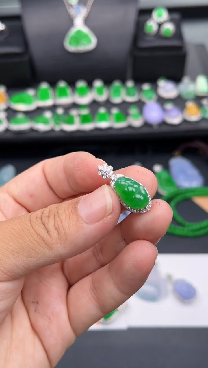 翡翠18K金镶嵌吊坠(不含链)多人