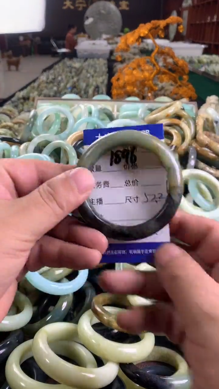未镶嵌蛇纹石玉手镯1896