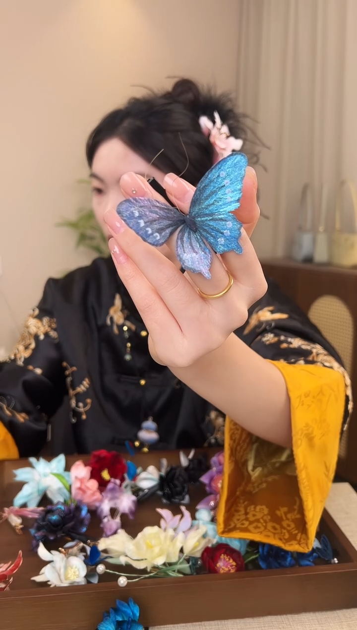 刺绣手绘颤颤蝶边夹