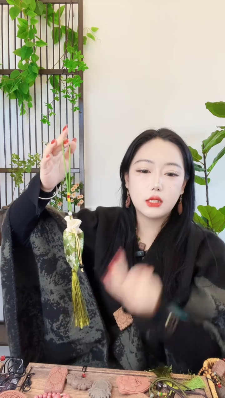 珠串玫瑰养心香囊      