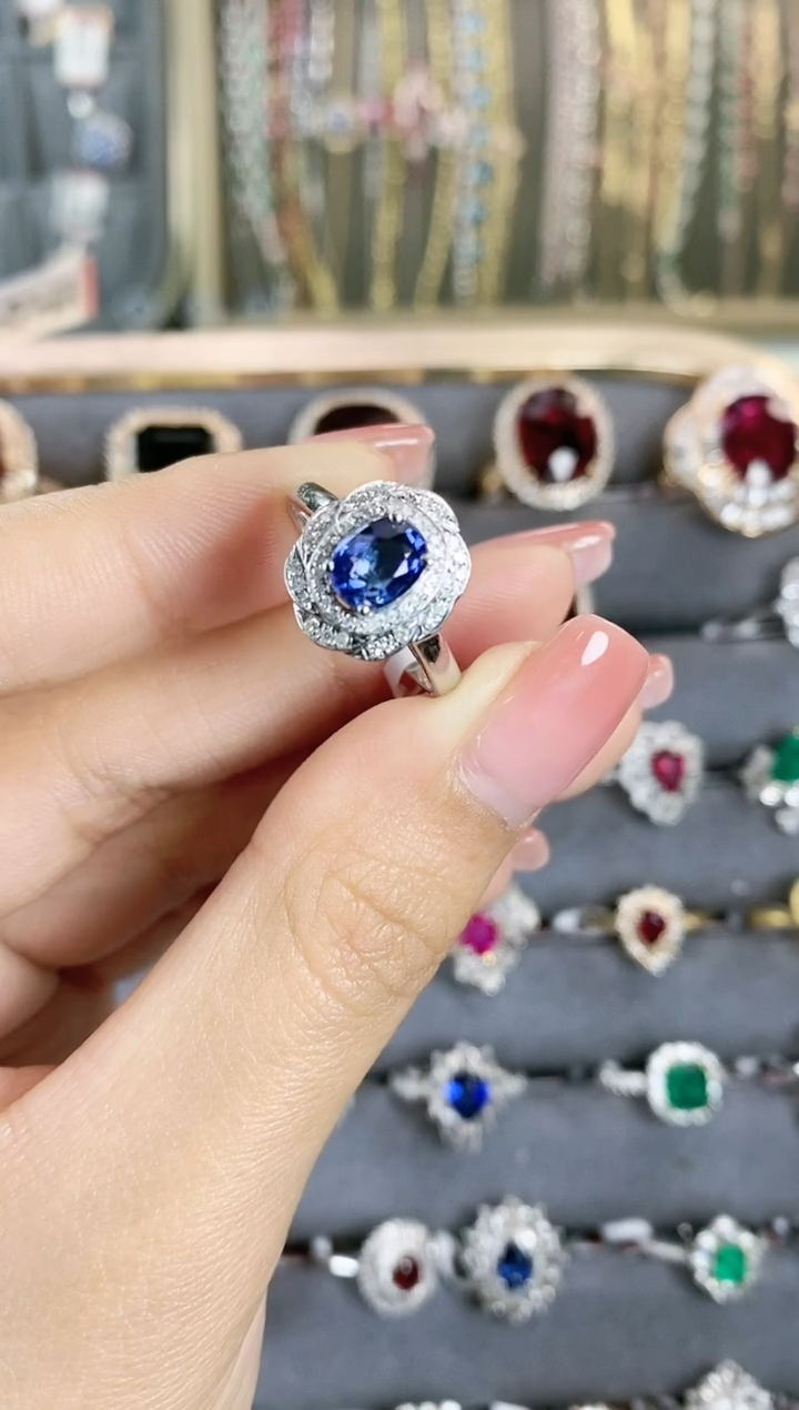 蓝宝石戒指18K金镶嵌一个