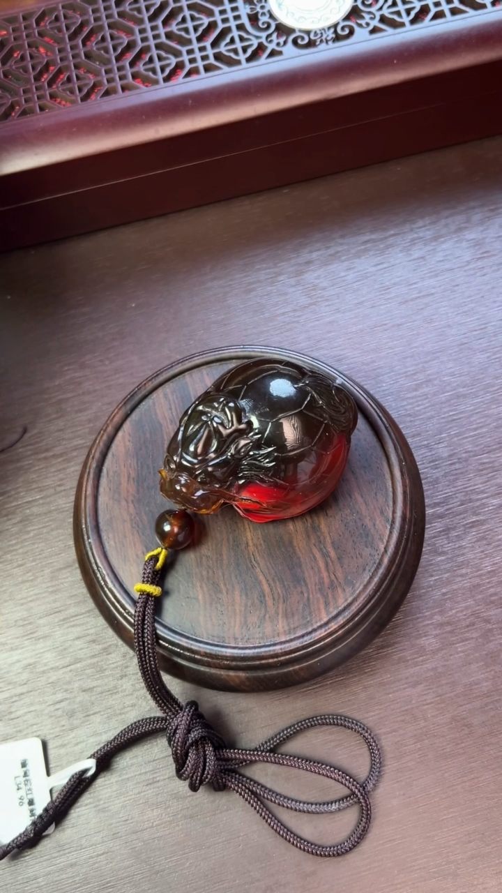 未镶嵌吊坠(赠链)琥珀雕刻件龙龟挂件