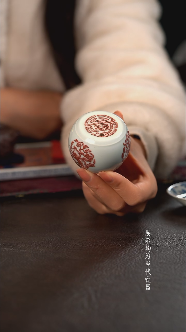 贵红窑釉里红团纹三多寿字石鼓盖置