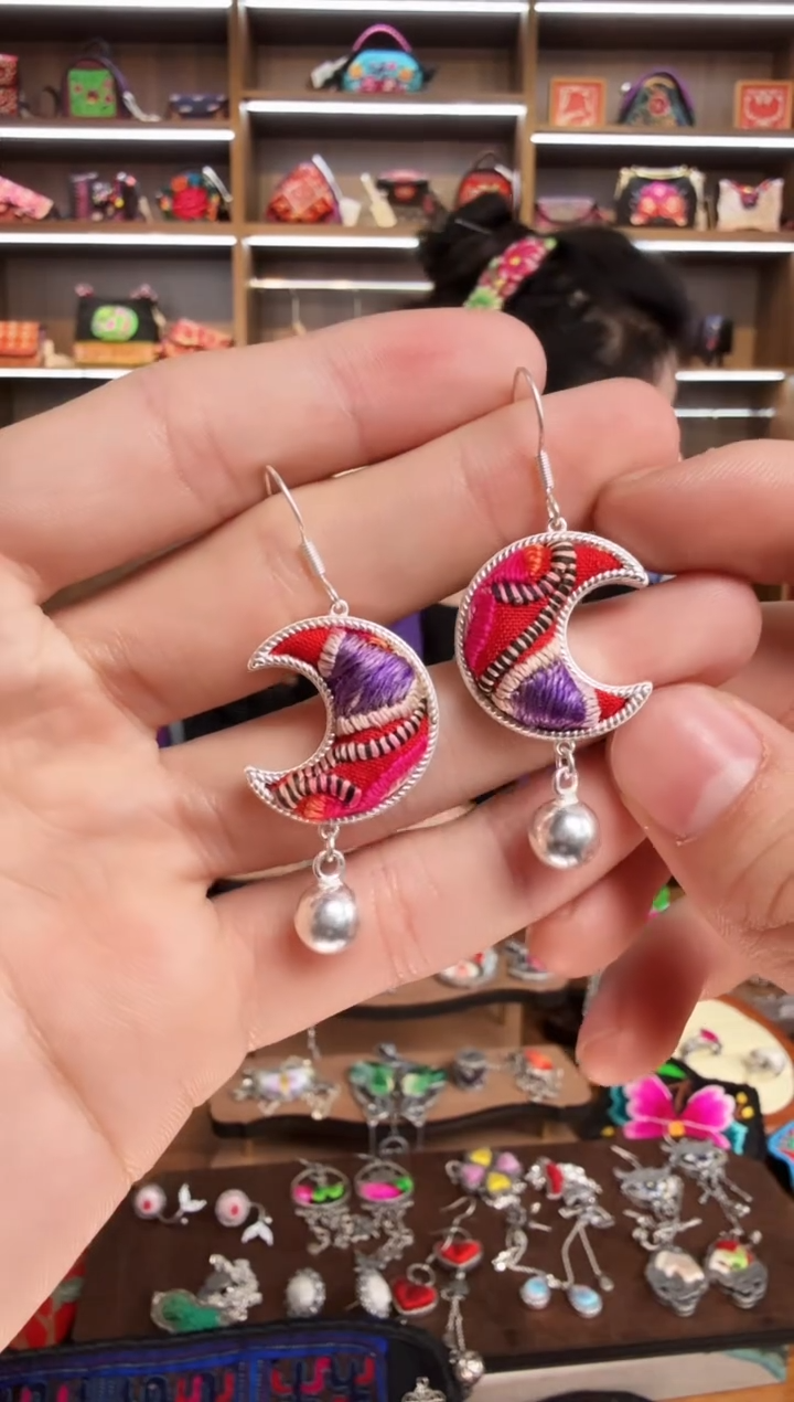 【闪购商品】织绣130蒙阿苏苗绣传承