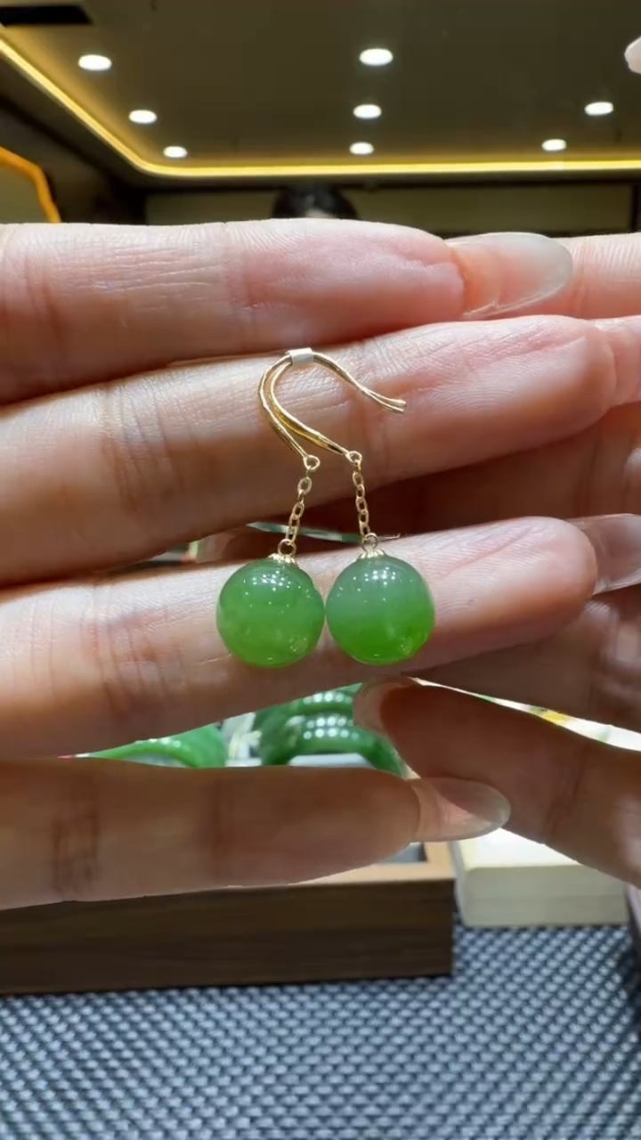 颈饰18K金镶嵌和田玉耳饰一对